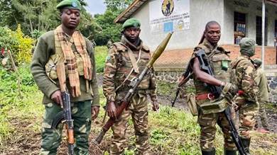 جنود من جمهورية الكونغو الديمقراطية في مواقعهم 